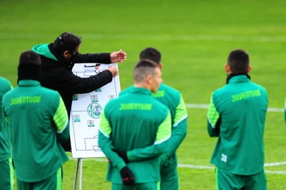 CAXIAS DO SUL, RS, BRASIL, 20/07/2021. Juventude x Cruzeiro-Poa, jogo-treino realizado no Centro de Formação de Atletas Cidadãos (CFAC). Na foto, técnico Marquinhos Santos conversando com jogadores. (Porthus Junior/Agência RBS)<!-- NICAID(14839910) -->
