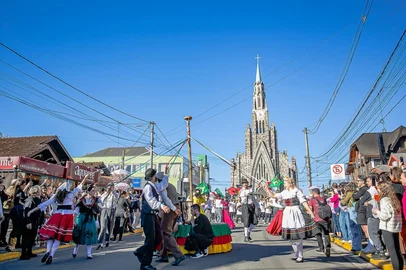 A 31ª Festa Colonial de Canela terminou neste domingo (27) com um recorde de público, alcançando 255 mil pessoas nos 17 dias do evento realizado na Praça João Corrêa. Além da farta gastronomia, a programação artística movimentou os dias da Festa, com mais de 250 artistas da região que emprestaram seu talento ao palco do evento no desfile Raízes da Terra, no espetáculo teatral Retratos, e nas apresentações musicais e culturais que enalteceram a identidade canelense.<!-- NICAID(16088696) -->