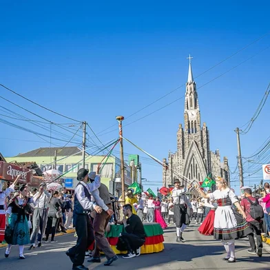 A 31ª Festa Colonial de Canela terminou neste domingo (27) com um recorde de público, alcançando 255 mil pessoas nos 17 dias do evento realizado na Praça João Corrêa. Além da farta gastronomia, a programação artística movimentou os dias da Festa, com mais de 250 artistas da região que emprestaram seu talento ao palco do evento no desfile Raízes da Terra, no espetáculo teatral Retratos, e nas apresentações musicais e culturais que enalteceram a identidade canelense.<!-- NICAID(16088696) -->