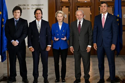 (L/R) Argentina's President Javier Milei, Uruguay's President Luis Lacalle Pou, European Commission President Ursula von der Leyen, Brazil's President Luiz Inacio Lula da Silva and Paraguay's President Santiago Pena pose for the family picture of the LXV Mercosur Summit in Montevideo on December 6, 2024. (Photo by Eitan ABRAMOVICH / AFP)<!-- NICAID(15929932) -->