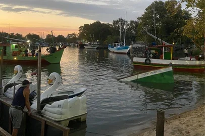embarcação naufragada na lagoa dos patos é levada até são lourenço do sul