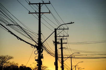 Apagão deixa mais de 10 mil clientes sem energia elétrica em Porto Alegre.  O problema foi na Subestação 9, que ocasionou falta de energia nos bairros Humaita, Farrapos, São Geraldo, e nas proximidades do aeroporto.<!-- NICAID(15850291) -->