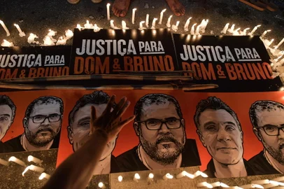 Brazilian indigenous people protest for the demarcation of indigenous land and over the murder of British journalist Dom Phillips and Brazilian Indigenous affairs specialist Bruno Pereira, in Sao Paulo, Brazil, on June 23, 2022. (Photo by NELSON ALMEIDA / AFP)<!-- NICAID(15131271) -->