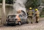 Carro pega fogo após fios de alta tensão caírem sobre o veículo na Rua São Manoel, em Porto Alegre