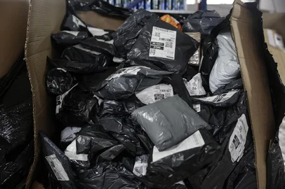 PORTO ALEGRE, RS, BRASIL - 2025.06.03 - A loja vende produtos que tiveram problemas na embalagem ou que tem avarias. Uma vez por mês, vende lotes com pacotes de itens fechados da Shoppe, cada um com valor de R$ 30. A última edição aconteceu no sábado ado. A próxima ainda não tem data. (Foto: André Ávila/ Agência RBS)Indexador: Andre Avila<!-- NICAID(16051744) -->