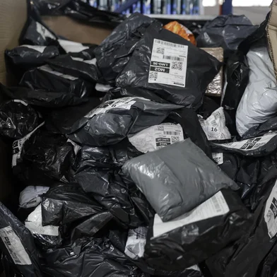 PORTO ALEGRE, RS, BRASIL - 2025.06.03 - A loja vende produtos que tiveram problemas na embalagem ou que tem avarias. Uma vez por mês, vende lotes com pacotes de itens fechados da Shoppe, cada um com valor de R$ 30. A última edição aconteceu no sábado passado. A próxima ainda não tem data. (Foto: André Ávila/ Agência RBS)Indexador: Andre Avila<!-- NICAID(16051744) -->