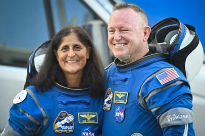 NASA astronauts  Butch Wilmore (R) and Suni Williams, wearing Boeing spacesuits,  depart the Neil A. Armstrong Operations and Checkout Building at Kennedy Space Center for Launch Complex 41 at Cape Canaveral Space Force Station in Florida to board the Boeing CST-100 Starliner spacecraft for the Crew Flight Test launch , on June 5, 2024. Boeing on June 5 will try once more to launch astronauts aboard a Starliner capsule bound for the International Space Station. Liftoff is targeted for 10:52 am (1452 GMT) for a roughly one-week stay at the orbital laboratory. (Photo by Miguel J. Rodriguez Carrillo / AFP)Editoria: SCILocal: Kennedy Space CenterIndexador: MIGUEL J. RODRIGUEZ CARRILLOSecao: space programmeFonte: AFPFotógrafo: STR<!-- NICAID(15800587) -->
