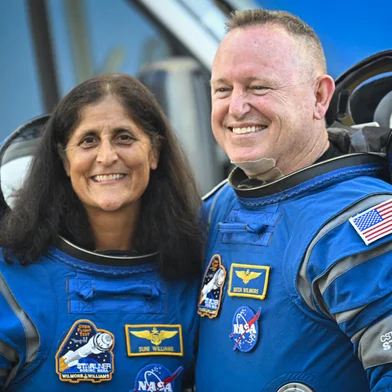 NASA astronauts  Butch Wilmore (R) and Suni Williams, wearing Boeing spacesuits,  depart the Neil A. Armstrong Operations and Checkout Building at Kennedy Space Center for Launch Complex 41 at Cape Canaveral Space Force Station in Florida to board the Boeing CST-100 Starliner spacecraft for the Crew Flight Test launch , on June 5, 2024. Boeing on June 5 will try once more to launch astronauts aboard a Starliner capsule bound for the International Space Station. Liftoff is targeted for 10:52 am (1452 GMT) for a roughly one-week stay at the orbital laboratory. (Photo by Miguel J. Rodriguez Carrillo / AFP)Editoria: SCILocal: Kennedy Space CenterIndexador: MIGUEL J. RODRIGUEZ CARRILLOSecao: space programmeFonte: AFPFotógrafo: STR<!-- NICAID(15800587) -->