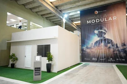 Em agosto de 2024, governador Eduardo Leite visitou fábrica da Innova Steel, em São Paulo, que prometeu doar 200 casas para atingidos pela enchente no RS. Em abril de 2025, empresa anunciou desistência das doações e alegou problemas financeiros. <!-- NICAID(16014200) -->