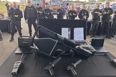 A Polícia Penal gaúcha ou a contar, nesta sexta-feira (23), com as suas primeiras armas antidrone para tentar frear a remessa de celulares, armas e outros materiais ilícitos para dentro de presídios. Os equipamentos foram apresentados no começo da tarde junto dos mais de 200 veículos e uma aeronave recém-adquiridos pelo governo do Rio Grande do Sul.<!-- NICAID(16044712) -->
