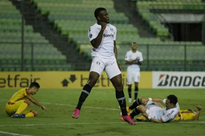 Brazil's Gremio Elias Manoel celebrates after scoring against Venezuela's Aragua during the Copa Sudamericana football tournament group stage match at the UCV Olympic Stadium in Caracas, on May 20, 2021. (Photo by MANAURE QUINTERO / various sources / AFP)Editoria: SPOLocal: CaracasIndexador: MANAURE QUINTEROSecao: soccerFonte: AFPFotógrafo: STR<!-- NICAID(14789127) -->