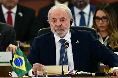 India's Prime Minister Narendra Modi (L) and Brazil's President Luiz Inacio Lula da Silva attend a plenary session of the BRICS summit in Rio de Janeiro, Brazil, on July 7, 2025. BRICS leaders at a summit on Sunday took aim at US President Donald Trump's "indiscriminate" import tariffs and recent Israeli-US strikes on Iran. (Photo by Pablo PORCIUNCULA / AFP)Editoria: POLLocal: Rio de JaneiroIndexador: PABLO PORCIUNCULASecao: international organisationFonte: AFPFotógrafo: STF<!-- NICAID(16075112) -->
