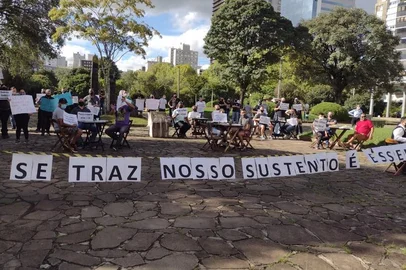 Trabalhadores de restaurantes, bares, lancheris e evenetos protestam novamente em frente à prefeitura de Caxias.<!-- NICAID(14745495) -->