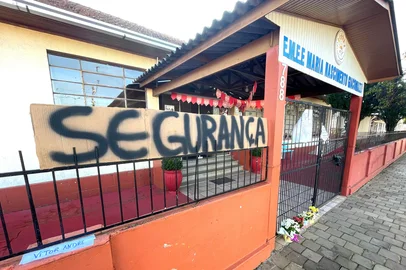 Pais buscam pertences de filhos apos ataque em Escola de Estação<!-- NICAID(16077245) -->