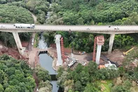 A construção da nova ponte da RS-122 sobre o Arroio Tega, em Caxias, já passou da metade, segundo a concessionária Caminhos da Serra Gaúcha (CSG), responsável pela obra. Quem passa pela estrutura ao lado, no km 73 da rodovia, consegue perceber o topo de dois dos seis pilares previstos para a travessia.<!-- NICAID(16136910) -->