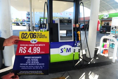 CAXIAS DO SUL, RS, BRASIL, 31/05/2022. Quinta-feira é marcada pelo Dia Livre de Impostos em Caxias. A principal ação será a venda de gasolina comum por R$ 4,99 valor do produto no posto Sim em frente ao shopping Villagio. (Porthus Junior/Agência RBS)<!-- NICAID(15111542) -->