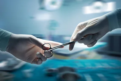 healthcare and medical concept , Close-up of surgeons hands holding surgical scissors and passing surgical equipment , motion blur background.Indexador: xmeeFonte: 87421918<!-- NICAID(15345217) -->