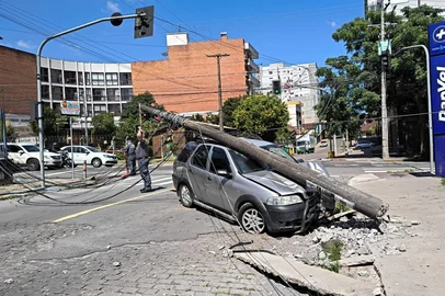 Um homem de 20 anos foi preso na manhã desta quinta-feira(22) após colidir contra um poste de energia elétrica na Rua São José<!-- NICAID(16209141) -->