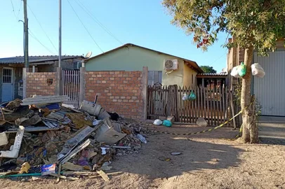 Homem arromba portão, invade casa e mata a ex-companheira a facadas em Camaquã, diz polícia<!-- NICAID(16245261) -->