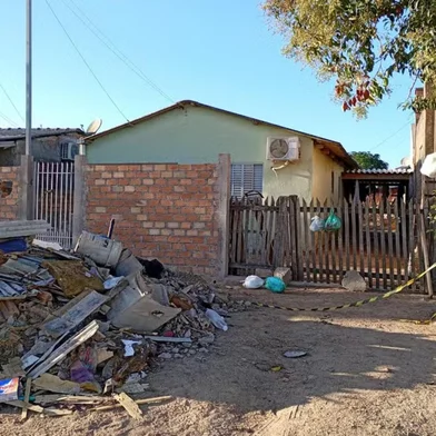 Homem arromba portão, invade casa e mata a ex-companheira a facadas em Camaquã, diz polícia<!-- NICAID(16245261) -->