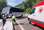 Acidente deixa ônibus parcialmente suspenso em ponte entre Carlos Barbosa e São Vendelino