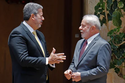 Brazil's President-elect Luiz Inacio Lula da Silva (R) talks with the president of the Chamber of Deputies, Arthur Lira, during a meeting held as part of the transition process, in Brasilia on November 9, 2022. - To lay the groundwork for the changeover of government on January 1, Lula da Silva is meeting with the leaders of both chambers of Congress in Brasilia to discuss budget issues as he looks to implement his campaign promises of increased social spending, while grappling with a struggling economy. (Photo by Sergio LIMA / AFP)Editoria: POLLocal: BrasíliaIndexador: SERGIO LIMASecao: politics (general)Fonte: AFPFotógrafo: STR<!-- NICAID(15259652) -->