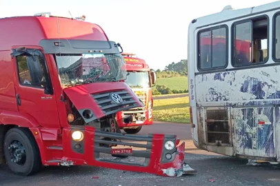 Colisão entre ônibus e caminhão deixa um ferido na BR-468<!-- NICAID(15935931) -->