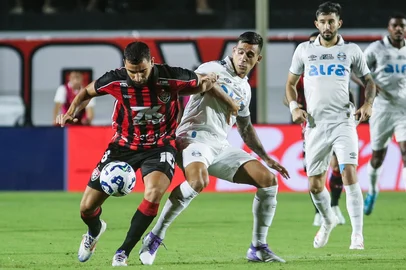 VITÓRIA X GRÊMIOBA - FUTEBOL/BRASILEIRÃO/VITÓRIA X GRÊMIO - ESPORTES - Jogadores em lance da partida entre as   equipes do Vitória e do Grêmio válida   pela sexta rodada do Campeonato   Brasileiro realizada no Estádio Manoel   Barradas, em Salvador (BA), na noite   deste domingo, 27 de abril de 2025.    27/04/2025 - Foto: JUNIOR DAMASCENO/MYPHOTO PRESS/ESTADÃO CONTEÚDOEditoria: ESPORTESLocal: SALVADORIndexador: JUNIOR DAMASCENOFonte: MyPhoto PressFotógrafo: MYPHOTO PRESS<!-- NICAID(16025453) -->