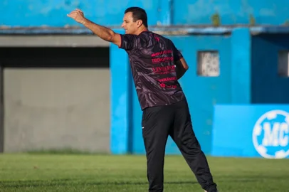 Treino do Caxias para confronto com o Itabaiana. Na foto, o técnico Júnior Rocha.<!-- NICAID(16044731) -->