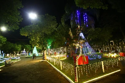 CAXIAS DO SUL, RS, BRASIL, 02/12/2025. Abertura da 20ª edição da Magia de Natal do Vale Iluminado, no bairro Galópolis. As atrações podem ser conferidas nas sextas, sábados e domingos, na praça Duque de Caxias. (Porthus Junior/Agência RBS)<!-- NICAID(16178861) -->