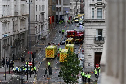 Police officers investigate the scene of an incident in Water Street, on the sidelines of an open-top bus victory parade for Liverpool's Premier League title win, in Liverpool, north-west England on May 26, 2025. (Photo by Darren Staples / AFP)<!-- NICAID(16046103) -->
