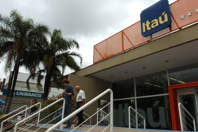 *** F Gomes > Fusão Itaú Unibanco ***Fusão entre os Bancos Itau e Unibanco, na Assis Brasil, esquina com a Roque Callage.<!-- NICAID(471591) -->