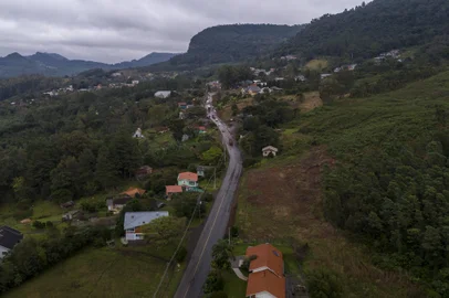 Santa Maria do Herval, RS, Brasil - A RS-373 está sendo pavimentada em um trecho de 10km. Outros 7km estão recebendo novo asfalto. A obra está ocorrendo entre os kms 0 e 17, entre Santa Maria do Herval e Gramado.<!-- NICAID(15802557) -->