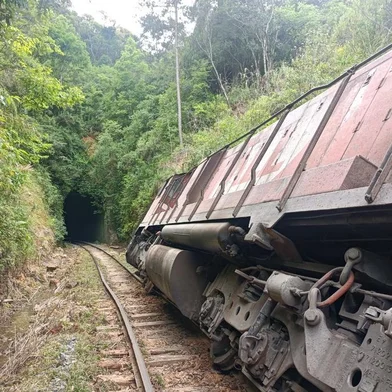 Um trem com 45 vagões descarrilhou na Ferrovia do Trigo, em Guaporé. Em cada um dos vagões estima-se que sejam transportados 60 mil litros de combustível. A FEPAM desloca uma equipe para avaliar os danos ao Meio Ambiente, já que há registro de vazamento.<!-- NICAID(15271340) -->