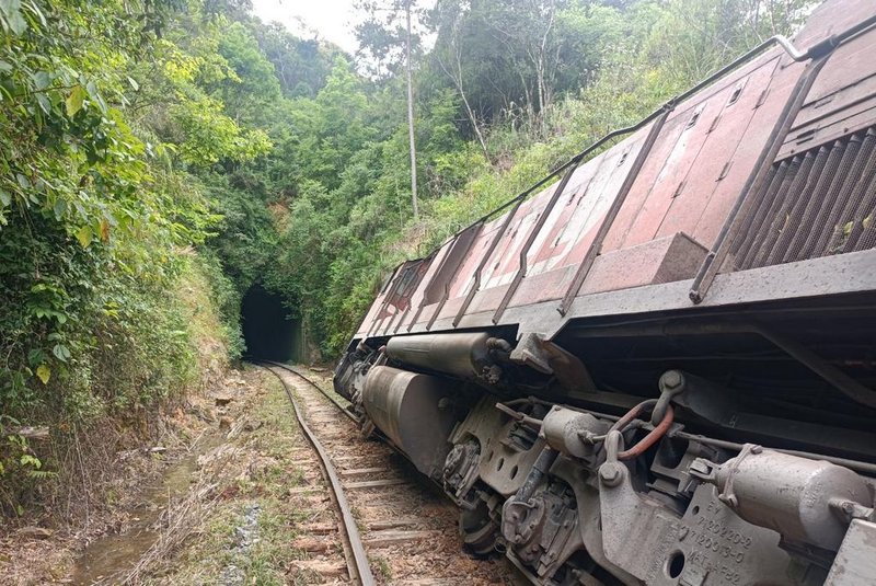 Um trem com 45 vagões descarrilhou na Ferrovia do Trigo, em Guaporé. Em cada um dos vagões estima-se que sejam transportados 60 mil litros de combustível. A FEPAM desloca uma equipe para avaliar os danos ao Meio Ambiente, já que há registro de vazamento.<!-- NICAID(15271340) -->