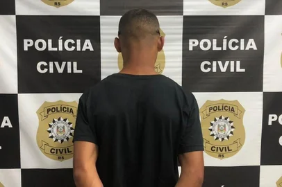 Suspeito de matar e estuprar mulher em Farroupilha é preso em Santana do Livramento Um jovem de 18 anos, suspeito de assassinar e estuprar a comerciante Ana Diva Chagas da Silva, 64 anos, em Farroupilha, foi preso na última sexta-feira (17) em Santana do Livramento. Ana foi encontrada morta pelo namorado, em casa, no dia 11 de março. Ela estava seminua e com sinais de lesões pelo corpo. Conforme investigação da Polícia Civil, o crime aconteceu no dia 10 de março no brechó de Ana, que fica na Rua Júlio de Castilhos, no centro da cidade. O nome do suspeito preso não foi divulgado. <!-- NICAID(15380214) -->
