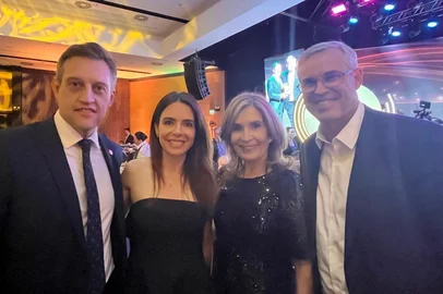 Josh Bitencourt / Divulgação Guilherme Pasin, Any Ortiz, Mônica Leal e Mauro Pinheiro, no jantar de entrega do Carrinho Agas, no Grêmio Náutico União<!-- NICAID(16169458) -->