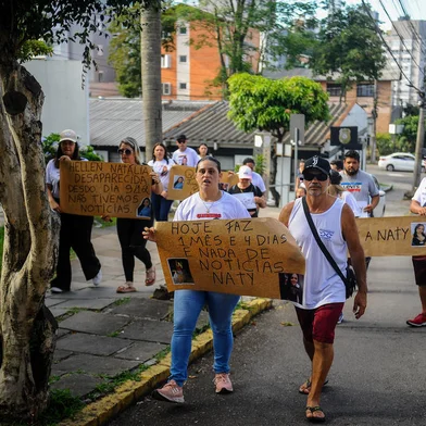 BENTO GONÇALVES, RS, BRASIL, 13/01/2024. Familiares e amigos fazem manifestação em Bento Gonçalves do desaparecimento da Hellen Natalia. (Neimar De Cesero/Agência RBS)Indexador: Neimar De Cesero<!-- NICAID(15649740) -->