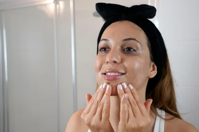 Mulher fazendo skincare - Foto: zigres/stock.adobe.comFonte: 447929931<!-- NICAID(15398900) -->