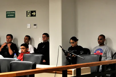 Após dois anos e 10 meses, três réus respondem ao Tribunal do Júri de Caxias do Sul acusados de Mateus Martins da Fonseca, 24 anos. A vítima foi executada com 13 tiros dentro de um Gol na Estrada do Caranguejo, no bairro São Victor Cohab, em 12 de janeiro de 2020.Conforme a denúncia, Jonathan Robson Castilhos da Silva 25, Robson Luiz dos Santos Souza, 23, e Joilson Almeida Rodrigues, 26, fazem parte de uma facção criminosa que pretendia dominar a venda de drogas no bairro Planalto.<!-- NICAID(15240260) -->