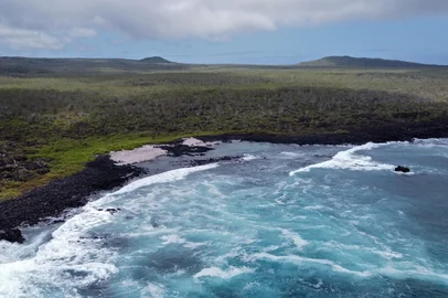 Aerial view of Floreana Island in the Galapagos archipelago, Ecuador, on April 14, 2021. Biologists are implementing monitoring programs with the aim of generating data to allow the protection of sea turtles, sharks, sea lions, corals and iguanas, all the species that make Galapagos an exceptional site considered natural heritage of humanity. (Photo by RODRIGO BUENDIA / AFP)Editoria: ENVLocal: Isla FloreanaIndexador: RODRIGO BUENDIASecao: natureFonte: AfpFotógrafo: STF<!-- NICAID(15537046) -->