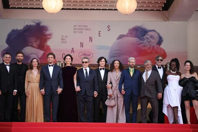 Actor Roberio Diogenes, Dutch co-Producer Erik Glijnis, Brazilian director Kleber Mendonca Filho, Brazilian actor and producer Wagner Moura, Brazilian actress Maria Fernanda Candido, Brazilian actor Gabriel Leone, Brazilian producer Fred Burle, Brazilian actress Alice Carvalho, Actor Carlos Francisco, Roney Villela, Portuguese actress Isabel Zuaa and Brazilian actress Hermila Guedes arrive for the screening of the film "O Agente Secreto" (The Secret Agent) at the 78th edition of the Cannes Film Festival in Cannes, southern France, on May 18, 2025. (Photo by Valery HACHE / AFP)Editoria: ACELocal: CannesIndexador: VALERY HACHESecao: cinemaFonte: AFPFotógrafo: STF<!-- NICAID(16040334) -->