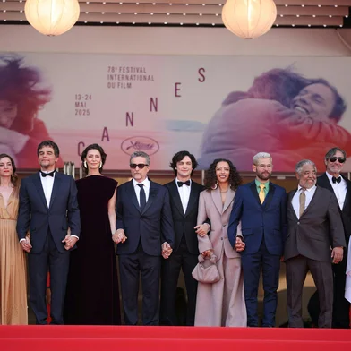 Actor Roberio Diogenes, Dutch co-Producer Erik Glijnis, Brazilian director Kleber Mendonca Filho, Brazilian actor and producer Wagner Moura, Brazilian actress Maria Fernanda Candido, Brazilian actor Gabriel Leone, Brazilian producer Fred Burle, Brazilian actress Alice Carvalho, Actor Carlos Francisco, Roney Villela, Portuguese actress Isabel Zuaa and Brazilian actress Hermila Guedes arrive for the screening of the film "O Agente Secreto" (The Secret Agent) at the 78th edition of the Cannes Film Festival in Cannes, southern France, on May 18, 2025. (Photo by Valery HACHE / AFP)Editoria: ACELocal: CannesIndexador: VALERY HACHESecao: cinemaFonte: AFPFotógrafo: STF<!-- NICAID(16040334) -->