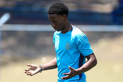 Grêmio OficialGrêmio OficialSeguirTreino Grêmio Sub-17RS - GRÊMIO - Jogadores do elenco tricolor treinam no Toca da Raposa 1 na data de 17/10/2025, em preparação para a próxima partida válida pelo Brasileirão Sub-17. FOTO: ANGELO PIERETTI/GRÊMIO FBPA<!-- NICAID(16148945) -->