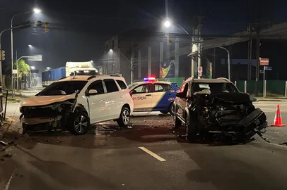 05 de maio de 2025Um acidente deixou três pessoas feridas na madrugada desta segunda-feira (5) na zona norte de Porto Alegre. A colisão frontal entre dois carros, um Chevrolet Spin e um Fiat Pulse ocorreu pouco depois da 1h no cruzamento da Avenida Sertório com a Avenida Ceará.<!-- NICAID(16029848) -->