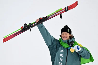 Brazil's gold medalist Lucas Pinheiro Braathen celebrates on the podium of the men's giant slalom alpine skiing event during the Milano Cortina 2026 Winter Olympic Games at the Stelvio Ski Centre in Bormio (Valtellina) on February 14, 2026. (Photo by Fabrice COFFRINI / AFP)<!-- NICAID(16225780) -->