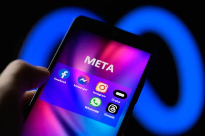 Meta Platforms - Photo IllustrationMeta social media icons are being displayed on a smartphone among Facebook, Messenger, Instagram, Threads, and other products, with the Meta icon visible in the background. Facebook, which was founded 20 years ago, is seen in this photo illustration taken in Brussels, Belgium, on February 4, 2024. (Photo by Jonathan Raa/NurPhoto) (Photo by Jonathan Raa / NurPhoto / NurPhoto via AFP)Editoria: SCILocal: BrusselsIndexador: JONATHAN RAASecao: science (general)Fonte: NurPhotoFotógrafo: STR<!-- NICAID(15803585) -->
