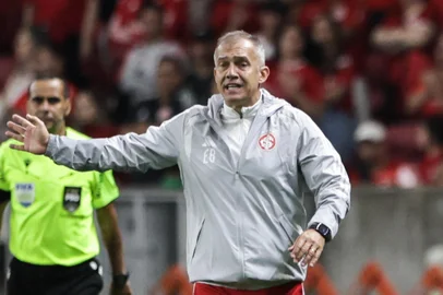 PORTO ALEGRE, RS, BRASIL, 07-10-2026: Internacional vs Corinthians, no Beira-Rio, pelo Brasileirão Série A 2026. Na foto, o técnico do Inter, Eduardo Baptista. Foto: Renan Mattos/Grupo RBS<!-- NICAID(16382794) -->