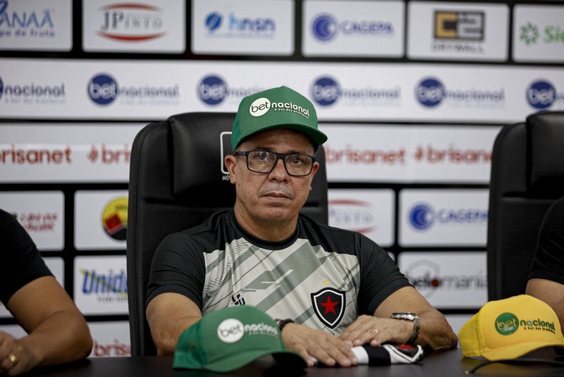 Técnico Evaristo Piza ainda não foi regularizado a tempo pelo Botafogo-PB para partida diante do Caxias, pela 2ª rodada da Série C 2024.<!-- NICAID(15746318) -->