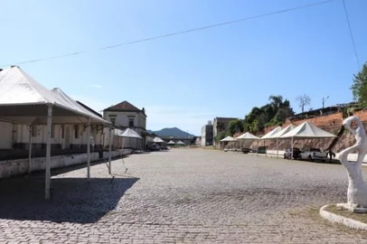 Montagem da estrutura que receberá a calourada da UFSM, em Santa Maria<!-- NICAID(15380239) -->